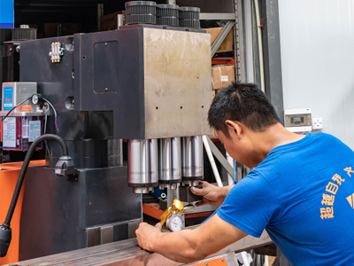 La machine de fabrication de robinets cnc est-elle compliquée à utiliser?